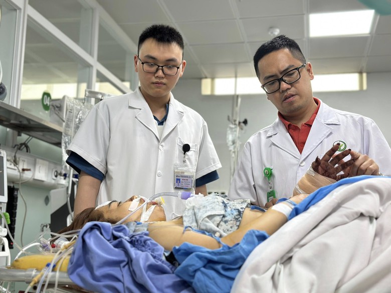 Sức khỏe 9 nạn nhân vụ lật xe khách ở Tam Đảo chuyển về BV Việt Đức hiện ra sao?- Ảnh 2. Sức khỏe 9 nạn nhân vụ lật xe khách ở Tam Đảo chuyển về BV Việt Đức hiện ra sao?- Ảnh 2.