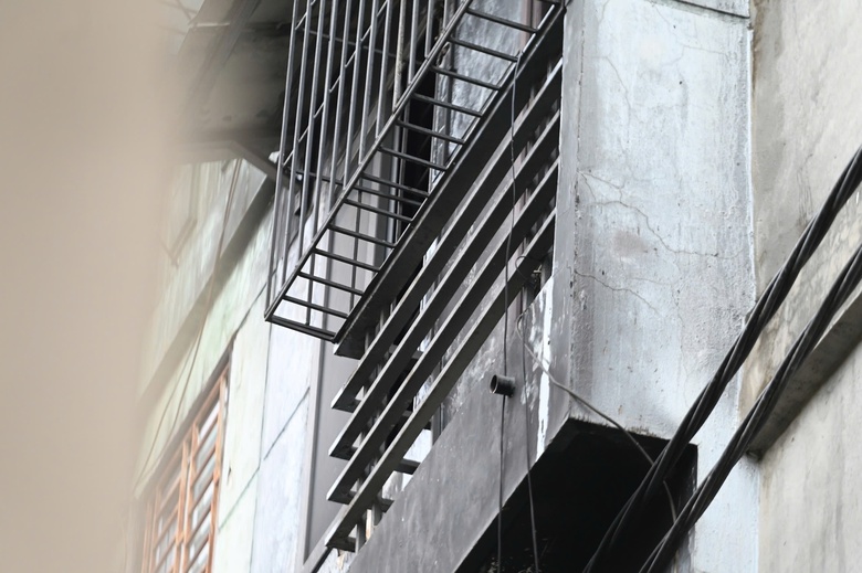 Vụ ch&aacute;y nh&agrave; 3 người chết ở H&agrave; Nội: &Aacute;m ảnh tiếng k&ecirc;u cứu sau khung sắt "chuồng cọp"- Ảnh 2.