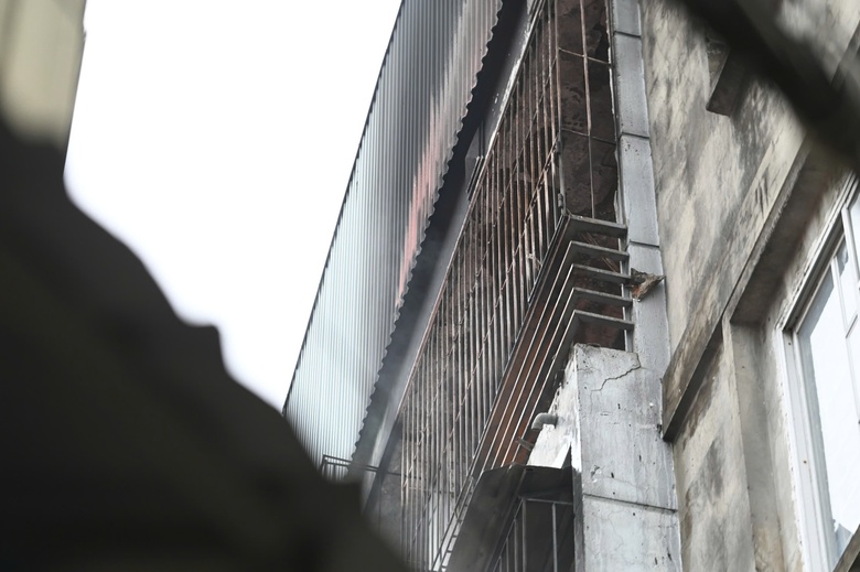 Vụ ch&aacute;y nh&agrave; 3 người chết ở H&agrave; Nội: &Aacute;m ảnh tiếng k&ecirc;u cứu sau khung sắt "chuồng cọp"- Ảnh 3.