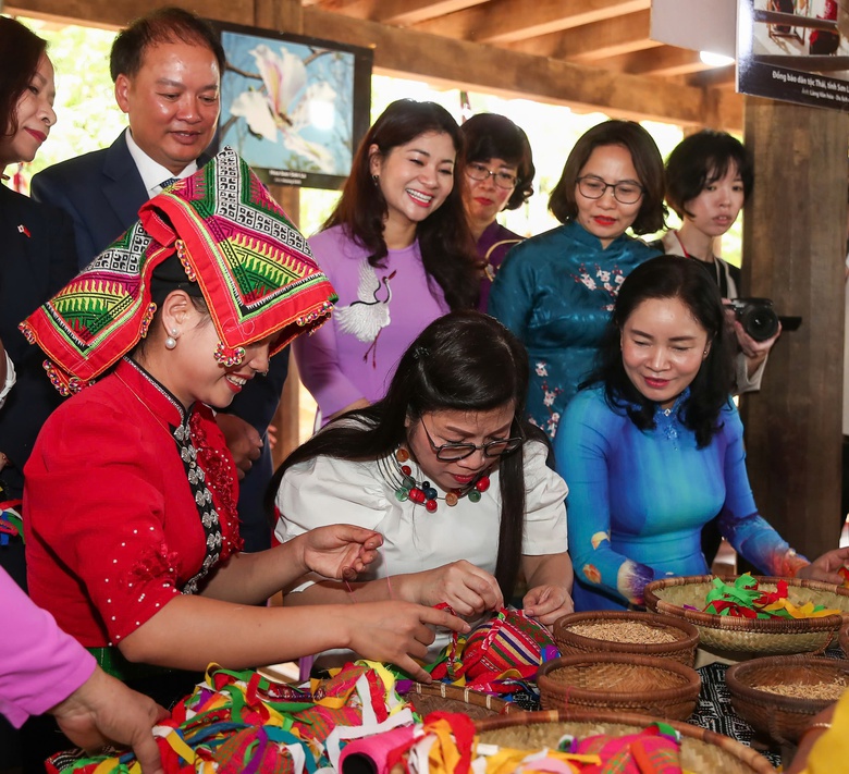 Hai phu nh&acirc;n Thủ tướng Việt Nam - Nhật Bản th&iacute;ch th&uacute; trải nghiệm văn h&oacute;a d&acirc;n tộc- Ảnh 4.