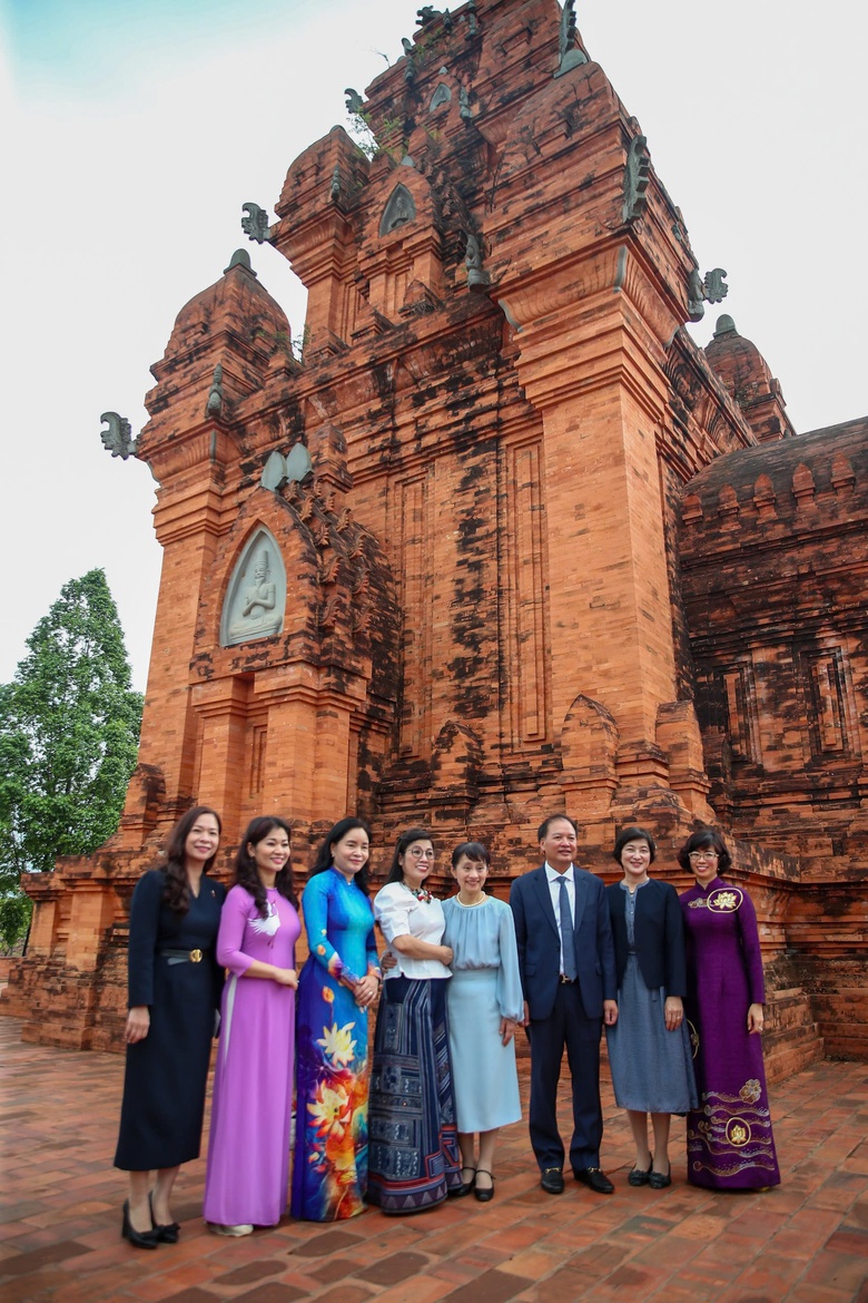 Hai phu nh&acirc;n Thủ tướng Việt Nam - Nhật Bản th&iacute;ch th&uacute; trải nghiệm văn h&oacute;a d&acirc;n tộc- Ảnh 13.
