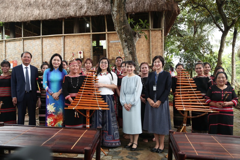 Hai phu nh&acirc;n Thủ tướng Việt Nam - Nhật Bản th&iacute;ch th&uacute; trải nghiệm văn h&oacute;a d&acirc;n tộc- Ảnh 10.