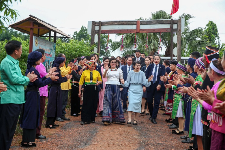 Hai phu nh&acirc;n Thủ tướng Việt Nam - Nhật Bản th&iacute;ch th&uacute; trải nghiệm văn h&oacute;a d&acirc;n tộc- Ảnh 1.