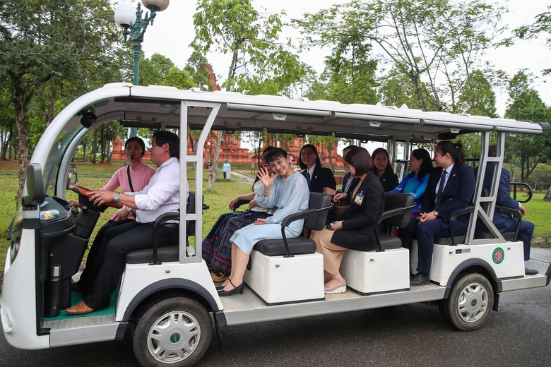 Hai phu nh&acirc;n Thủ tướng Việt Nam - Nhật Bản th&iacute;ch th&uacute; trải nghiệm văn h&oacute;a d&acirc;n tộc- Ảnh 9.