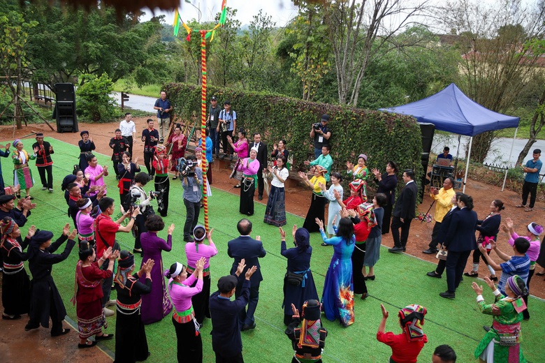 Hai phu nh&acirc;n Thủ tướng Việt Nam - Nhật Bản th&iacute;ch th&uacute; trải nghiệm văn h&oacute;a d&acirc;n tộc- Ảnh 6.