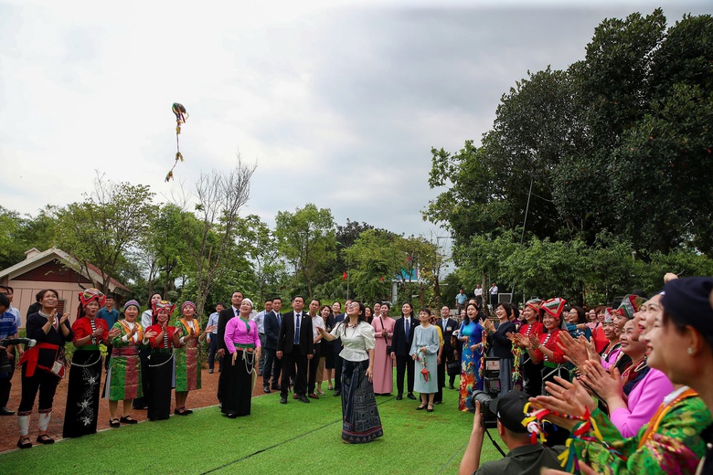 Hai phu nh&acirc;n Thủ tướng Việt Nam - Nhật Bản th&iacute;ch th&uacute; trải nghiệm văn h&oacute;a d&acirc;n tộc- Ảnh 7.