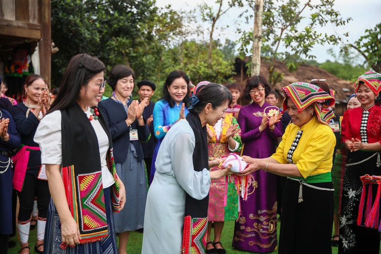 Hai phu nh&acirc;n Thủ tướng Việt Nam - Nhật Bản th&iacute;ch th&uacute; trải nghiệm văn h&oacute;a d&acirc;n tộc- Ảnh 3.