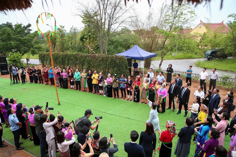 Hai phu nh&acirc;n Thủ tướng Việt Nam - Nhật Bản th&iacute;ch th&uacute; trải nghiệm văn h&oacute;a d&acirc;n tộc- Ảnh 5.