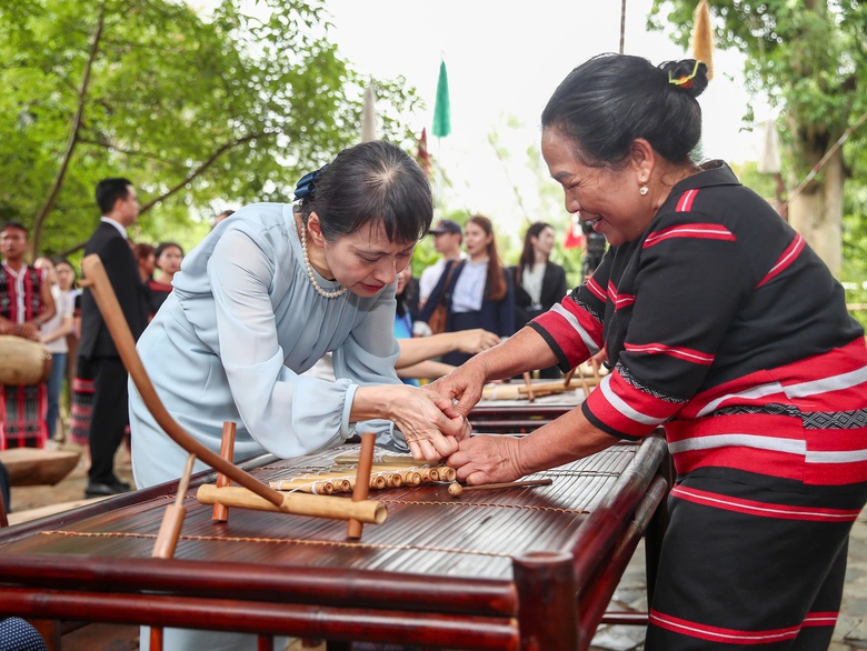 Hai phu nh&acirc;n Thủ tướng Việt Nam - Nhật Bản th&iacute;ch th&uacute; trải nghiệm văn h&oacute;a d&acirc;n tộc- Ảnh 12.