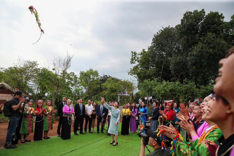 Hai phu nh&acirc;n Thủ tướng Việt Nam - Nhật Bản th&iacute;ch th&uacute; trải nghiệm văn h&oacute;a d&acirc;n tộc- Ảnh 8.