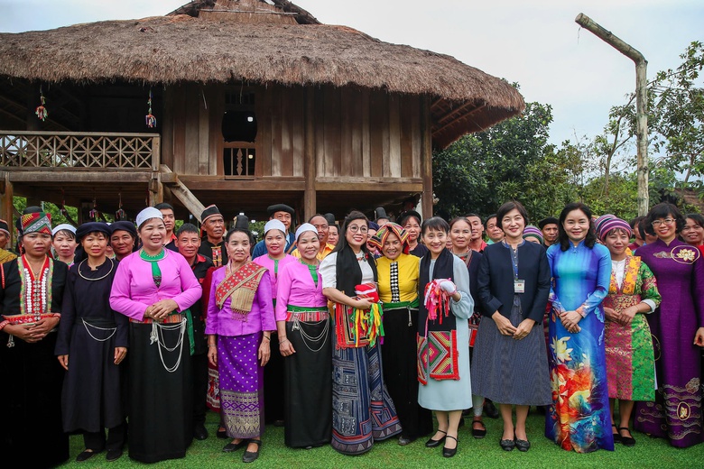 Hai phu nh&acirc;n Thủ tướng Việt Nam - Nhật Bản th&iacute;ch th&uacute; trải nghiệm văn h&oacute;a d&acirc;n tộc- Ảnh 2.
