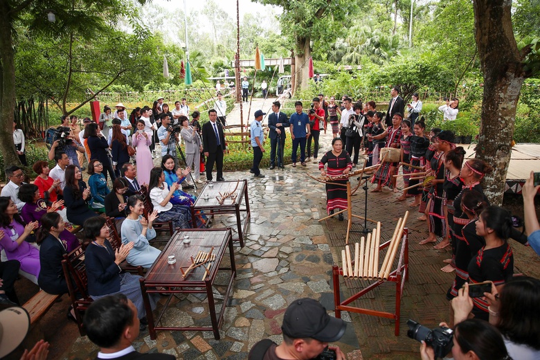 Hai phu nh&acirc;n Thủ tướng Việt Nam - Nhật Bản th&iacute;ch th&uacute; trải nghiệm văn h&oacute;a d&acirc;n tộc- Ảnh 11.