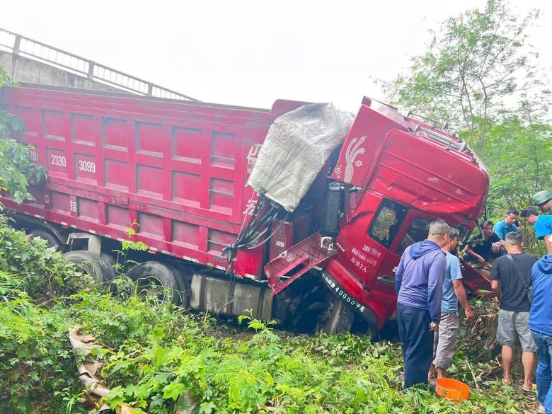 Xe tải văng khỏi cao tốc Nội Bài - Lào Cai, 3 người bị thương- Ảnh 1. Xe tải văng khỏi cao tốc Nội Bài - Lào Cai, 3 người bị thương- Ảnh 1.