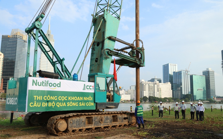 Khoan mũi cọc đầu ti&ecirc;n cầu đi bộ qua s&ocirc;ng S&agrave;i G&ograve;n