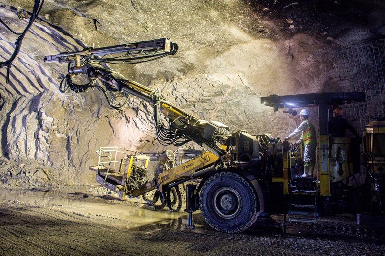 Nhà thầu lớn xuyên lễ tăng tốc dự án giao thông trọng điểm- Ảnh 3. Nhà thầu lớn xuyên lễ tăng tốc dự án giao thông trọng điểm- Ảnh 3.