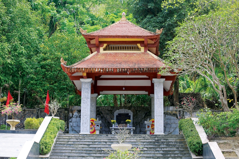 Tiếng gọi vọng vào hang, 11 đồng đội không ai trả lời- Ảnh 3. Tiếng gọi vọng vào hang, 11 đồng đội không ai trả lời- Ảnh 3.