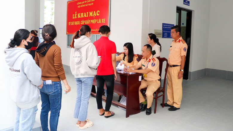 CSGT Cần Thơ lần đầu tổ chức thi s&aacute;t hạch l&aacute;i xe, 800 th&iacute; sinh tham gia- Ảnh 1.