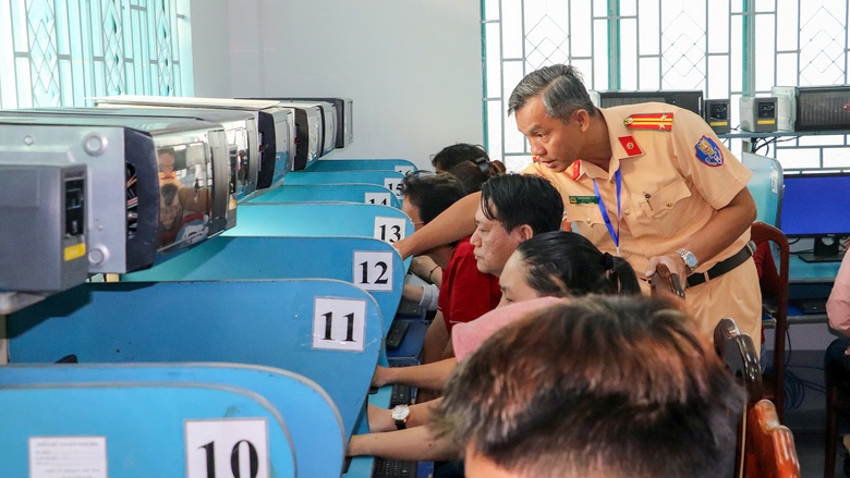 CSGT Cần Thơ lần đầu tổ chức thi s&aacute;t hạch l&aacute;i xe, 800 th&iacute; sinh tham gia- Ảnh 3.