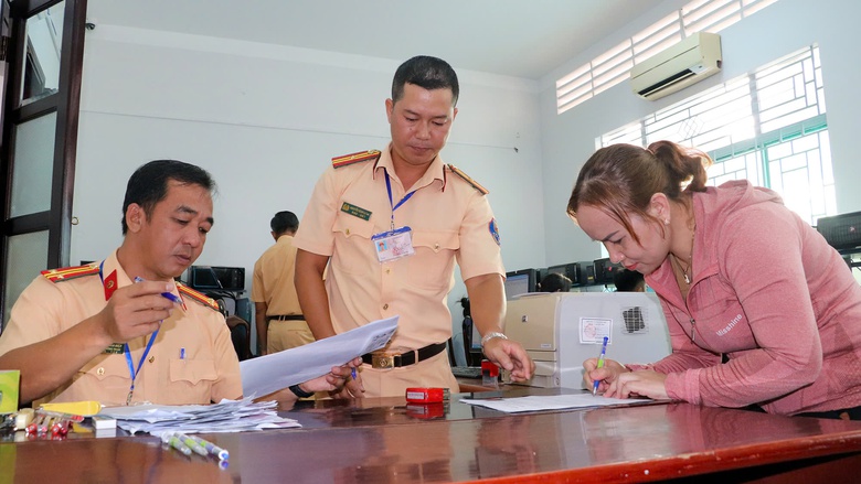 CSGT Cần Thơ lần đầu tổ chức thi s&aacute;t hạch l&aacute;i xe, 800 th&iacute; sinh tham gia- Ảnh 5.
