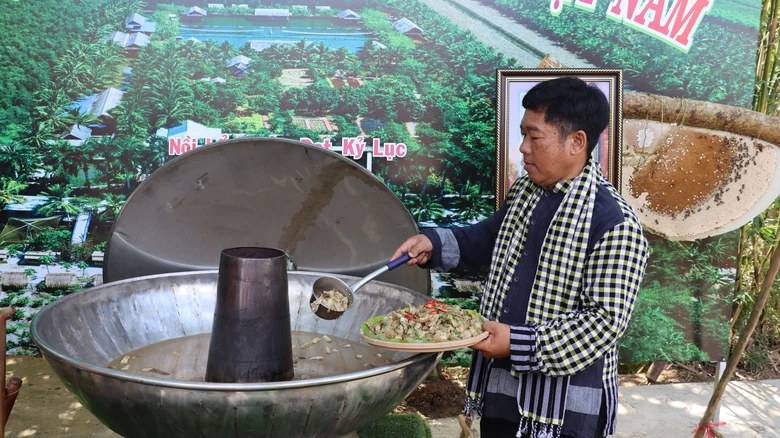 Nghỉ lễ 30/4 về C&agrave; Mau ăn nồi lẩu mắm khổng lồ, xem tổ ong lớn nhất Việt Nam- Ảnh 5.