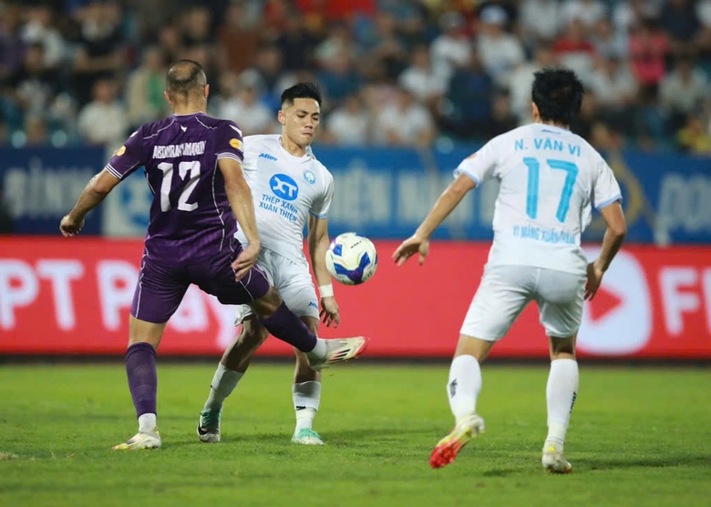 Nh&agrave; v&ocirc; địch V-League c&oacute; h&agrave;nh động khiến tất cả trầm trồ ở trận &ldquo;chung kết sớm&rdquo;- Ảnh 1.