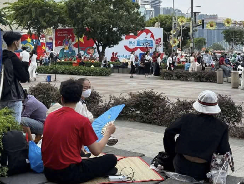 Người d&acirc;n đổ về trung t&acirc;m TP.HCM cắm trại qua đ&ecirc;m chờ xem diễu binh, diễu h&agrave;nh- Ảnh 11.