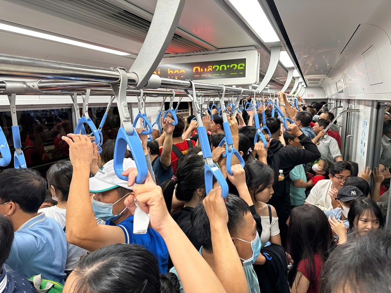 Metro Bến Th&agrave;nh - Suối Ti&ecirc;n chật như n&ecirc;m chở kh&aacute;ch đi xem diễu binh, diễu h&agrave;nh- Ảnh 5.