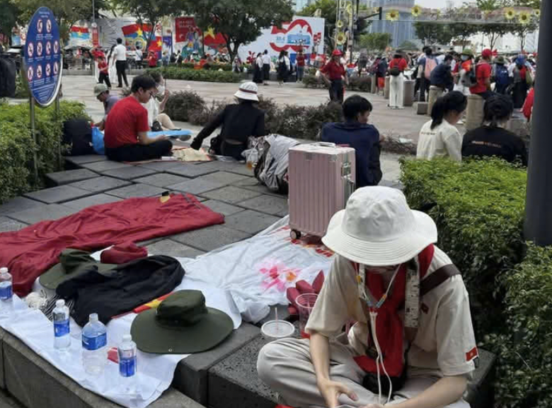 Người d&acirc;n đổ về trung t&acirc;m TP.HCM cắm trại qua đ&ecirc;m chờ xem diễu binh, diễu h&agrave;nh- Ảnh 12.