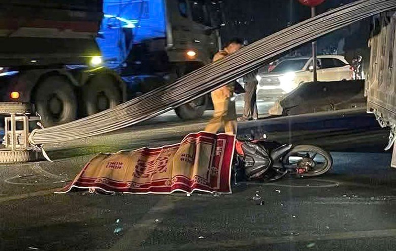 Phần sắt d&agrave;i từ đu&ocirc;i xe tải nối ra phần xe tự chế l&agrave; nguy&ecirc;n nh&acirc;n khiến hai người đi xe m&aacute;y tử vong.