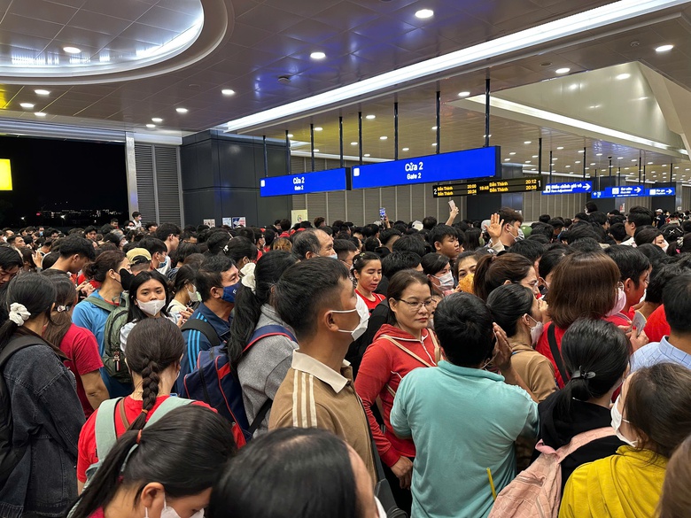 Metro Bến Th&agrave;nh - Suối Ti&ecirc;n chật như n&ecirc;m chở kh&aacute;ch đi xem diễu binh, diễu h&agrave;nh- Ảnh 1.