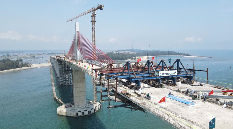 Hợp long cầu vượt cửa biển 2.400 tỷ đồng d&agrave;i nhất miền Trung- Ảnh 2.