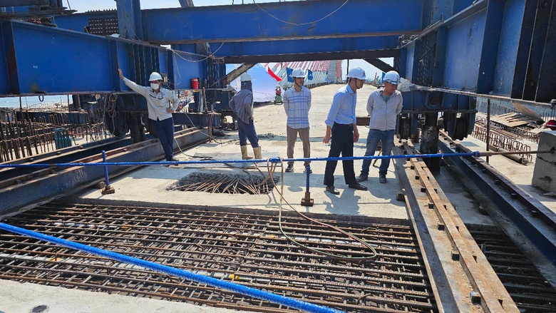 Hợp long cầu vượt cửa biển 2.400 tỷ đồng d&agrave;i nhất miền Trung- Ảnh 9.