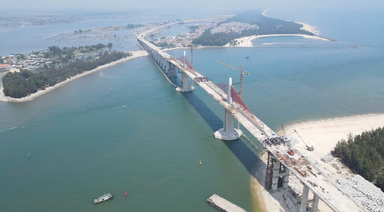 Hợp long cầu vượt cửa biển 2.400 tỷ đồng d&agrave;i nhất miền Trung- Ảnh 7.