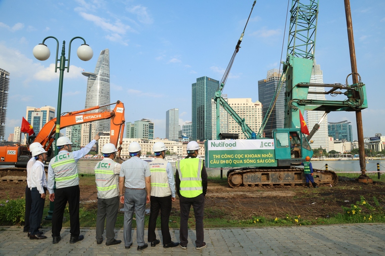 Khoan mũi cọc đầu ti&ecirc;n cầu đi bộ qua s&ocirc;ng S&agrave;i G&ograve;n- Ảnh 3.