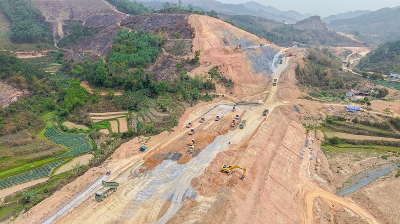 Nhà thầu lớn xuyên lễ tăng tốc dự án giao thông trọng điểm- Ảnh 5. Nhà thầu lớn xuyên lễ tăng tốc dự án giao thông trọng điểm- Ảnh 5.