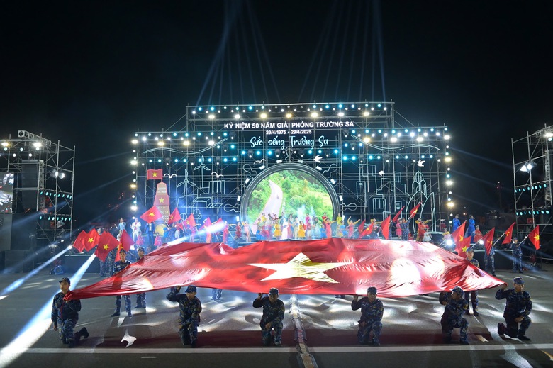 &ldquo;Sức sống Trường Sa&rdquo;, kh&aacute;t vọng hướng về biển- Ảnh 1.