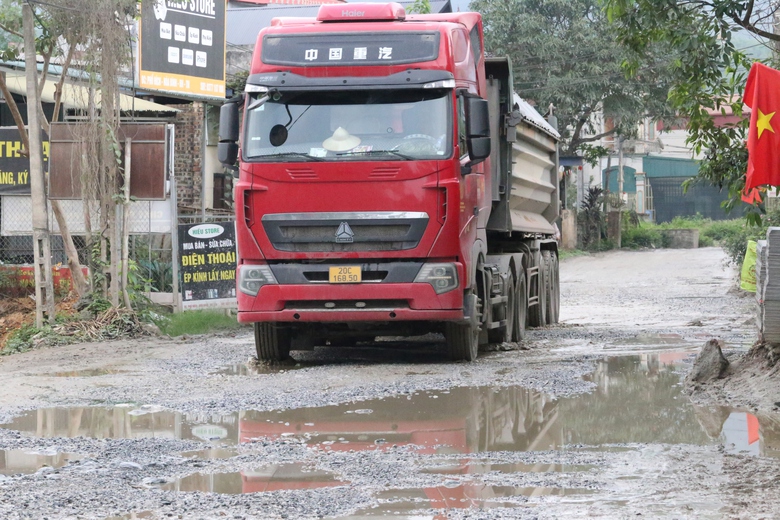 Chi ch&iacute;t hố lớn, hố nhỏ tr&ecirc;n tuyến tỉnh lộ ở Th&aacute;i Nguy&ecirc;n- Ảnh 15.