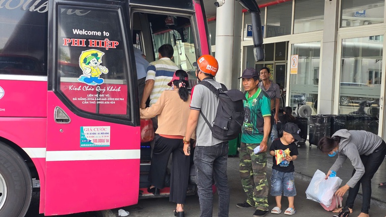 Đ&agrave; Nẵng: Bến xe nườm nượp kh&aacute;ch, nhiều nh&agrave; xe kh&ocirc;ng tăng gi&aacute; v&eacute; dịp lễ- Ảnh 1.