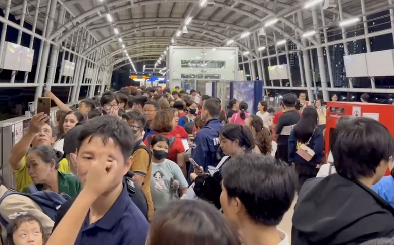 Metro Bến Th&agrave;nh - Suối Ti&ecirc;n chật như n&ecirc;m chở kh&aacute;ch đi xem diễu binh, diễu h&agrave;nh- Ảnh 6.