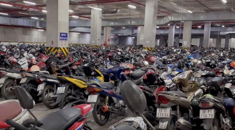 Metro Bến Th&agrave;nh - Suối Ti&ecirc;n chật như n&ecirc;m chở kh&aacute;ch đi xem diễu binh, diễu h&agrave;nh- Ảnh 2.