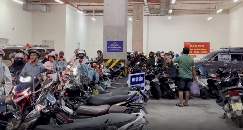 Metro Bến Th&agrave;nh - Suối Ti&ecirc;n chật như n&ecirc;m chở kh&aacute;ch đi xem diễu binh, diễu h&agrave;nh- Ảnh 3.