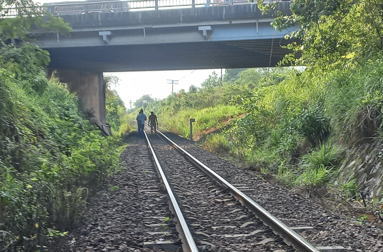 Người đ&agrave;n &ocirc;ng tử vong thương t&acirc;m khi băng qua đường sắt l&uacute;c rạng s&aacute;ng- Ảnh 1.