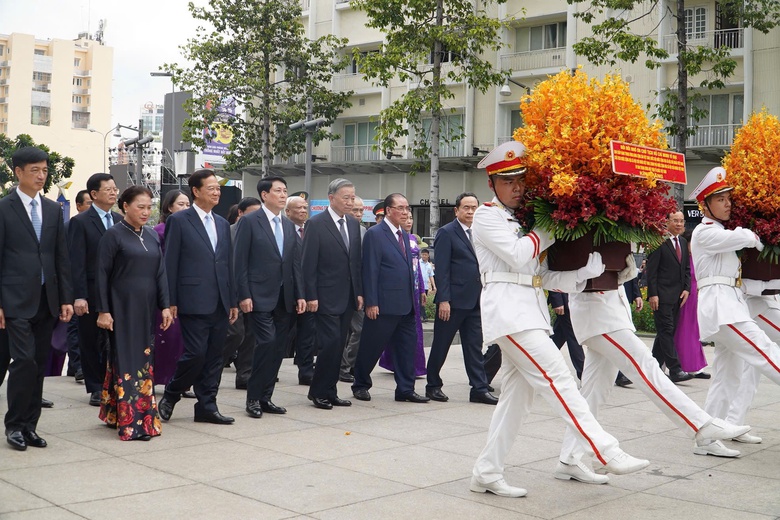 L&atilde;nh đạo Đảng, Nh&agrave; nước d&acirc;ng hương Chủ tịch Hồ Ch&iacute; Minh tại Bến Nh&agrave; Rồng- Ảnh 1.