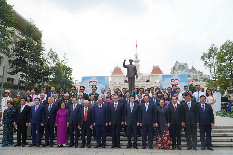 L&atilde;nh đạo Đảng, Nh&agrave; nước d&acirc;ng hương Chủ tịch Hồ Ch&iacute; Minh tại Bến Nh&agrave; Rồng- Ảnh 3.