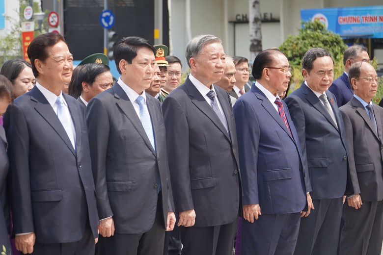 L&atilde;nh đạo Đảng, Nh&agrave; nước d&acirc;ng hương Chủ tịch Hồ Ch&iacute; Minh tại Bến Nh&agrave; Rồng- Ảnh 2.