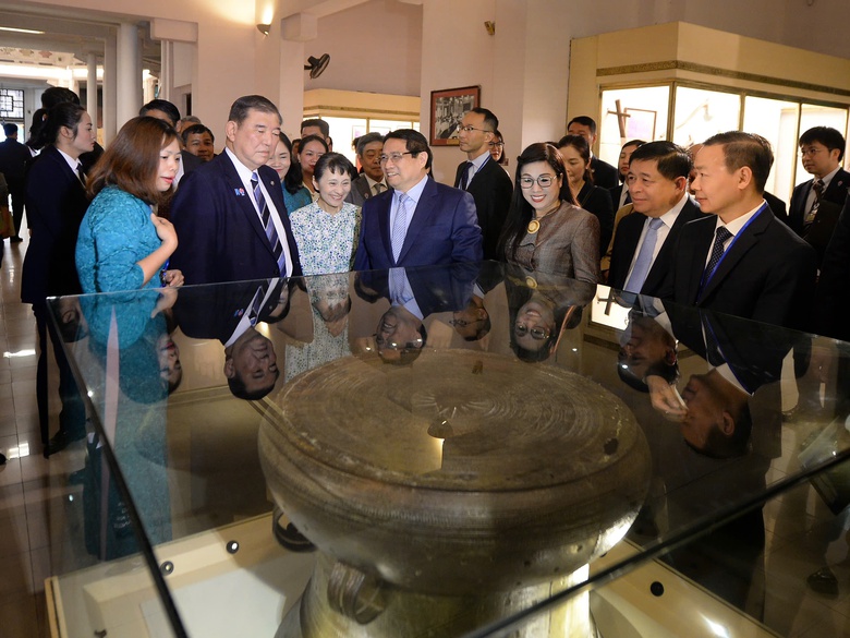 Hai Thủ tướng Việt Nam - Nhật Bản thưởng thức cafe, thăm Bảo t&agrave;ng Lịch sử Quốc gia- Ảnh 5.