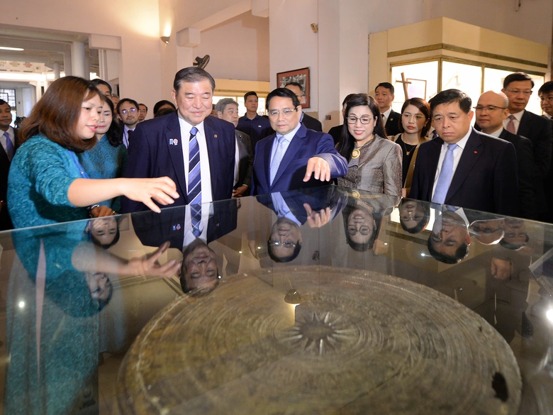 Hai Thủ tướng Việt Nam - Nhật Bản thưởng thức cafe, thăm Bảo t&agrave;ng Lịch sử Quốc gia- Ảnh 6.