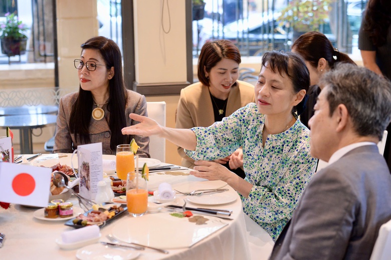 Hai Thủ tướng Việt Nam - Nhật Bản thưởng thức cafe, thăm Bảo t&agrave;ng Lịch sử Quốc gia- Ảnh 4.