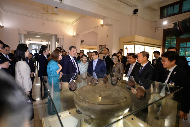 Hai Thủ tướng Việt Nam - Nhật Bản thưởng thức cafe, thăm Bảo t&agrave;ng Lịch sử Quốc gia- Ảnh 7.