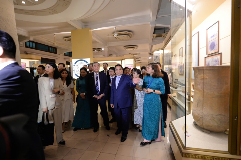 Hai Thủ tướng Việt Nam - Nhật Bản thưởng thức cafe, thăm Bảo t&agrave;ng Lịch sử Quốc gia- Ảnh 8.